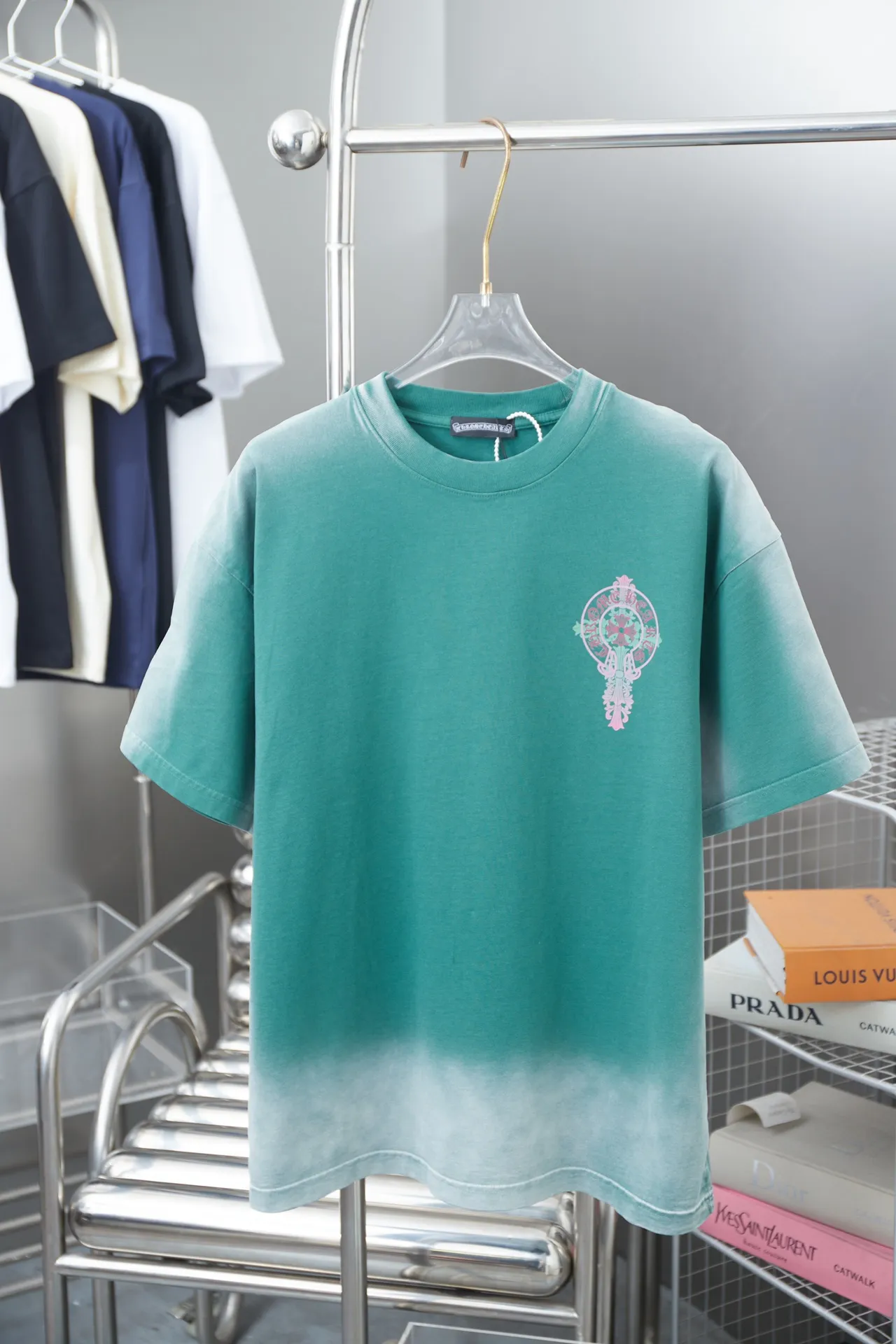 🅿️210 Chrome Hearte CH 25SS early spring new style Cross printed short sleeves Light luxury A must-have item for daily commuting for men and women Correct version Welcome to compare Detailed features · 280g 100% pure cotton double yarn jersey fabric · Special thickened 32 pieces of double-strand 1X1 thread in the same vat · Digital direct injection Chrome Heart cross pattern printing. Ready-made garments are dyed and then faded and fried with snowflakes. Then wash to make it look old. General washing improves the effect · Double-needle stitching across seams · Original main mark, washed tag, branded moisture-proof paper packaging Color: black/green/blue Size: S/M/L/XL